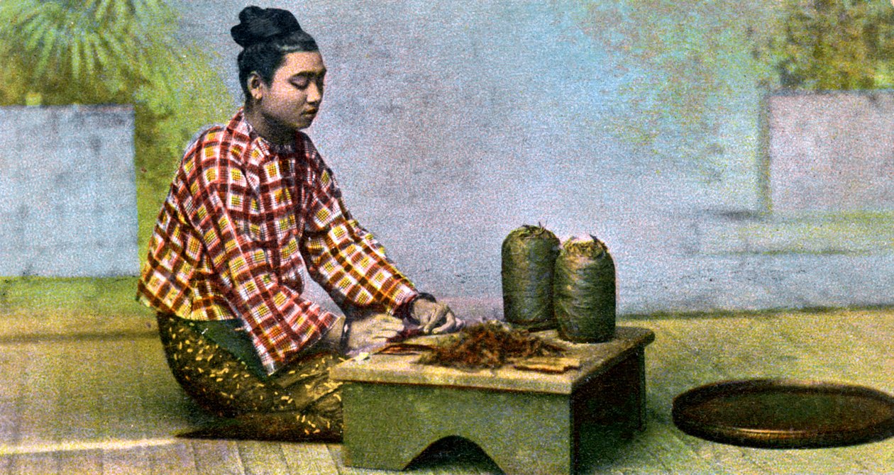 葉巻を作るビルマの女性、c1900s 作： 不明