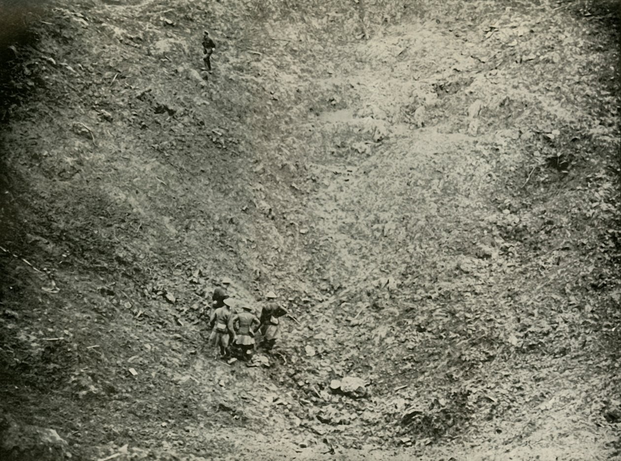ハイウッドの鉱山クレーター、1919年。 作： 不明