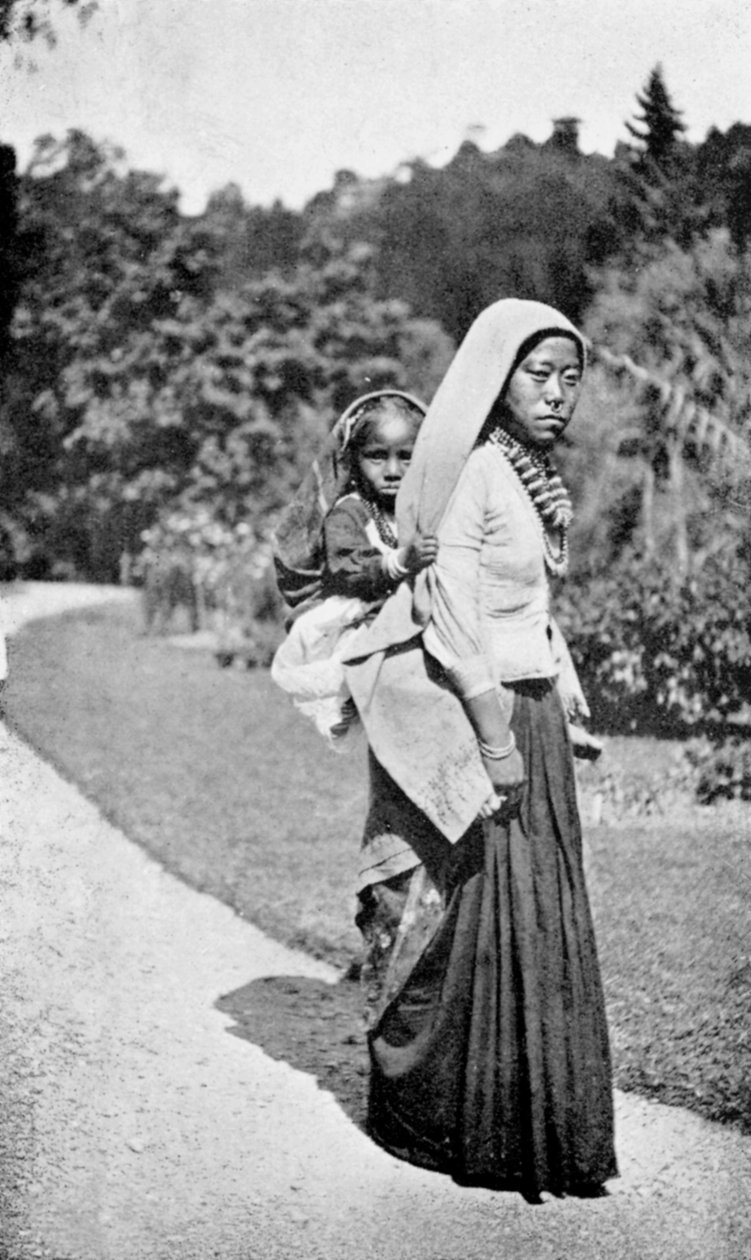 彼女の子供と一緒のネパールの女性、c1910 作： 不明
