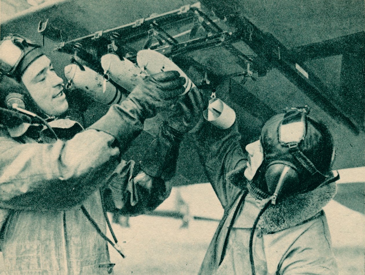 爆撃訓練を受けた航空監視員、1940年 作： 不明