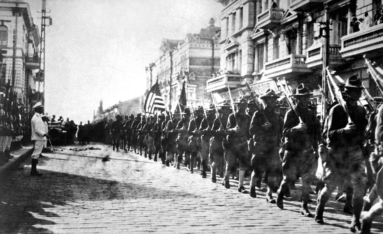 1918年、ロシアのウラジオストクで行進するアメリカ軍 作： 不明