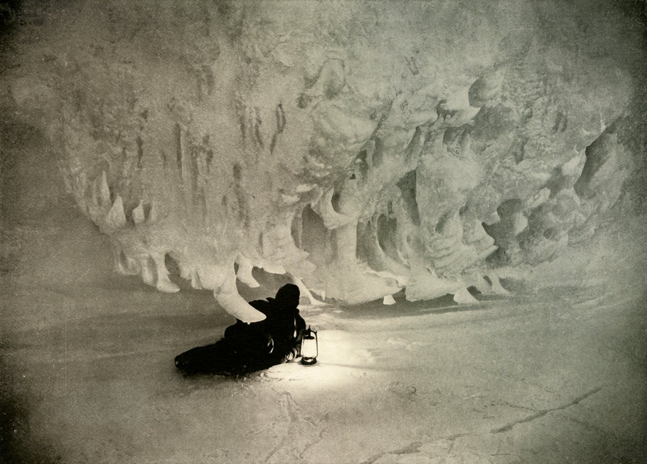 冬の氷の洞窟、c1908、1909。 作： 不明