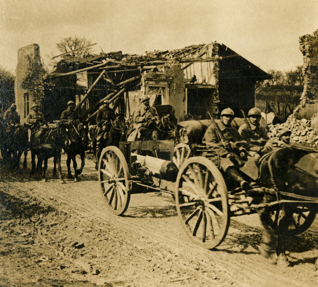 フランス北部のボーゼを通過する砲兵隊c1914-c1918 作： 不明