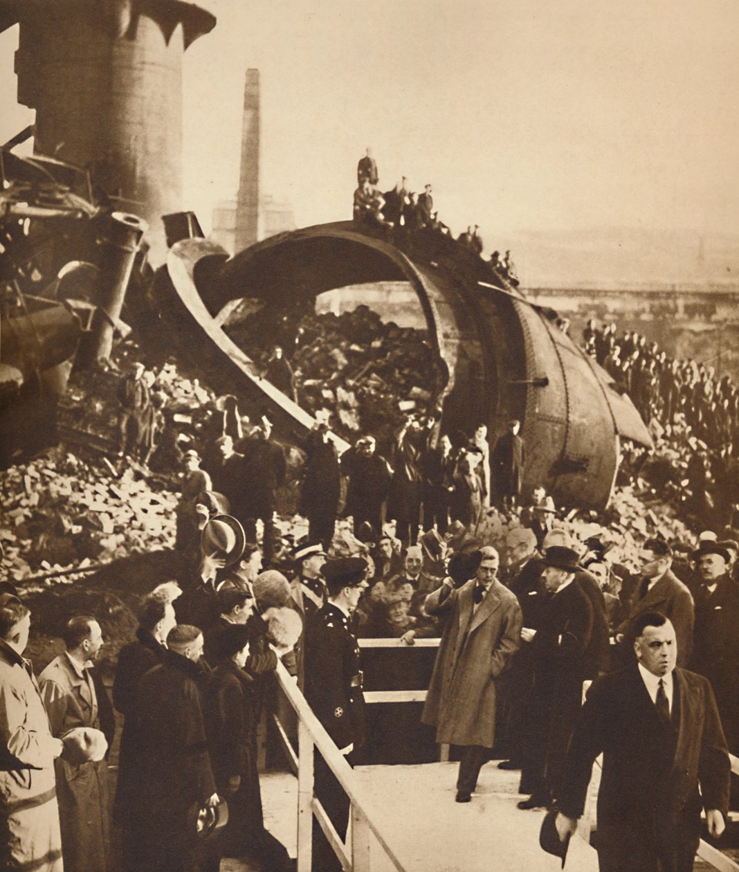 1936年1937年、サウスウェールズのDerelict Steel-Worksにて 作： 不明
