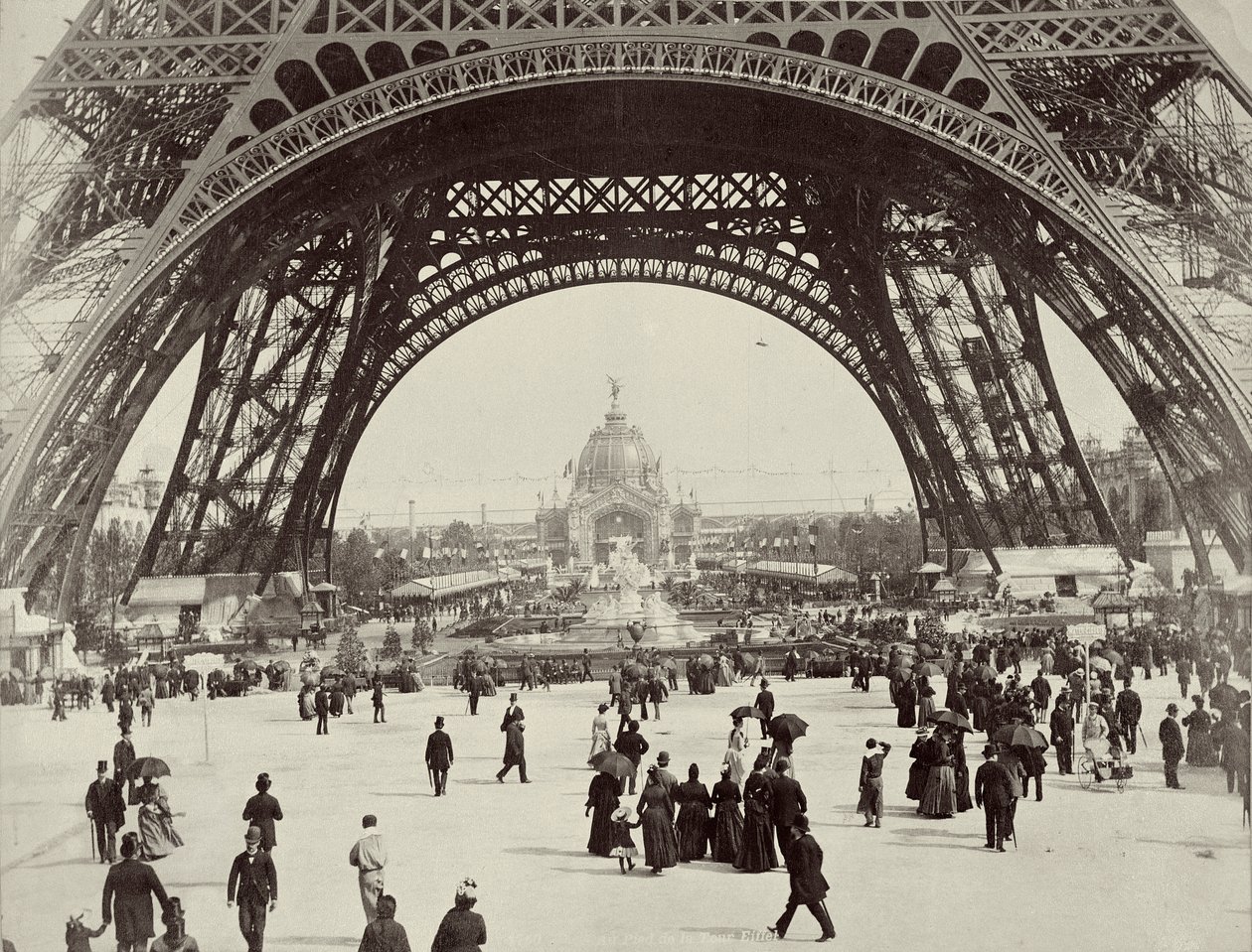 エッフェル塔の下、パリ、1889年 作： 不明