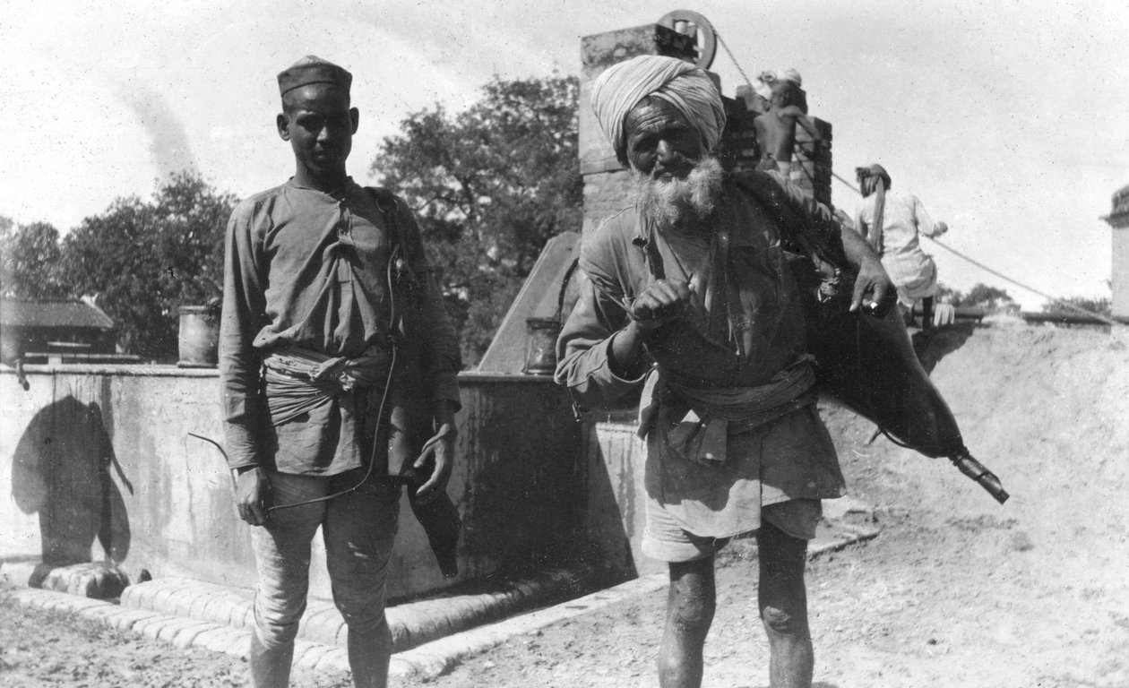 Bhistis、または水キャリア、アグラ、インド、1916-1917 作： 不明