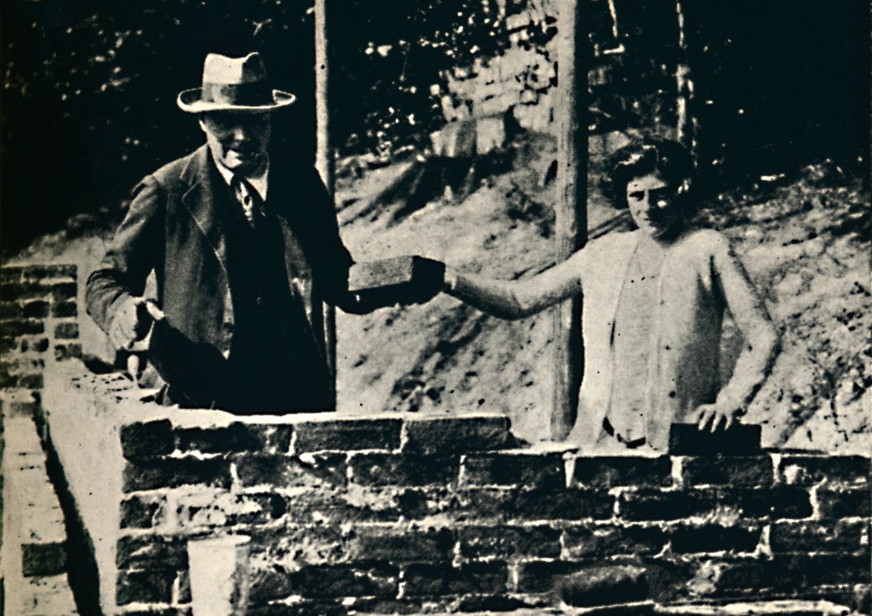 煉瓦工と職人、1928年、1945年。 作： 不明