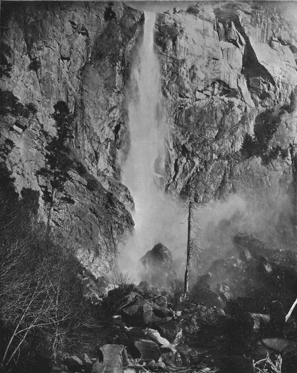 ブライダルベール滝、ヨセミテ、カリフォルニア州、アメリカ合衆国、c1900。 作： 不明