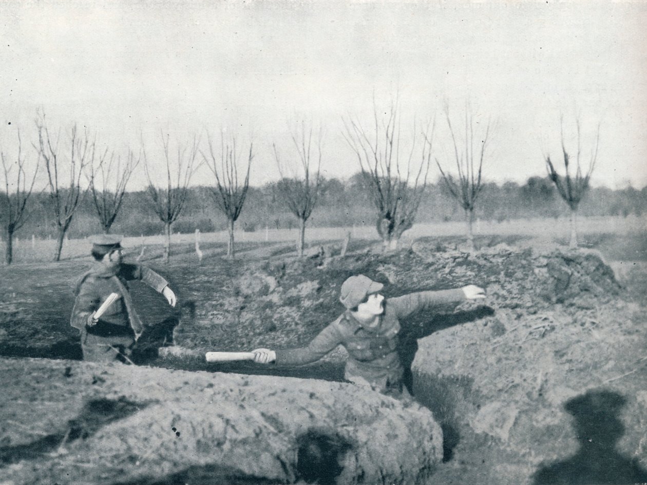 投げる手榴弾を練習しているイギリスの兵士、c1914 作： 不明