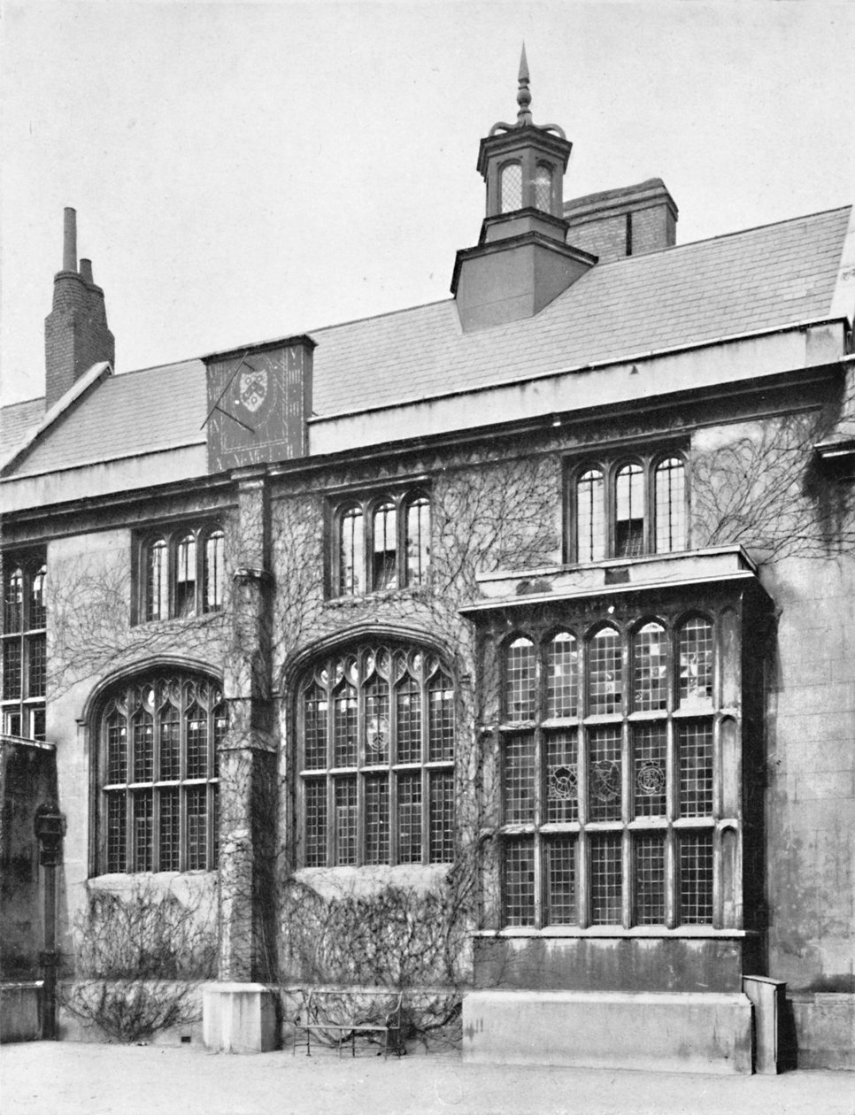 チャーターハウス。ホールの外観、湾あり、1925 作： 不明