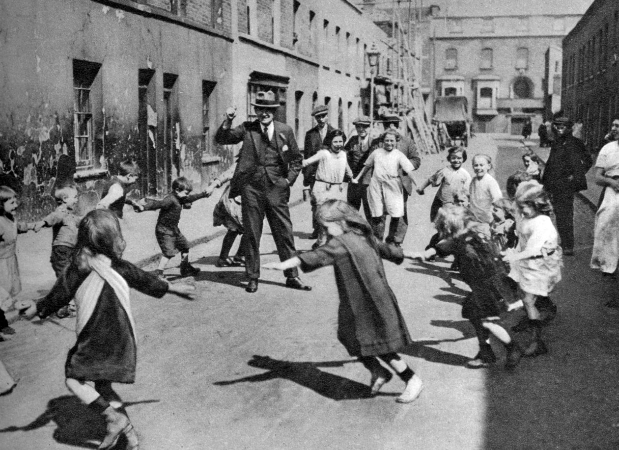 路上で踊る子供たち、ロンドン、1926-1927 作： 不明