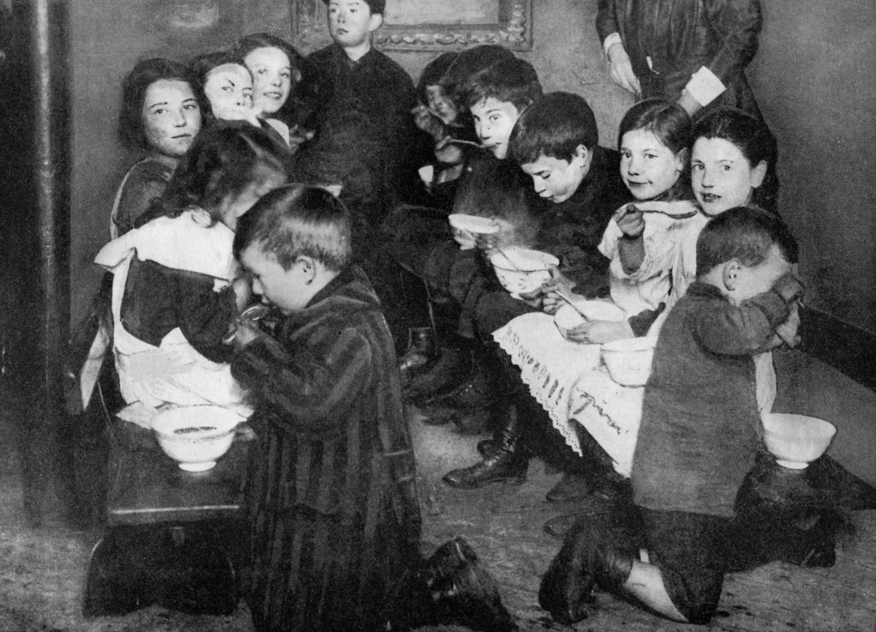 共同キッチンの子供たち、ロンドン、1917 1936 作： 不明