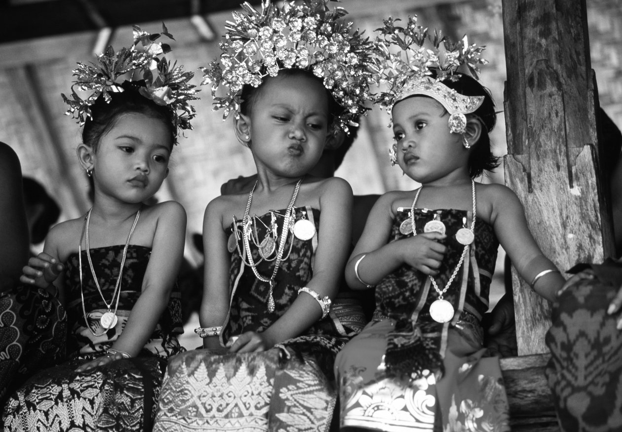 民族衣装を着た子供たち（モノクロ写真 作： 不明