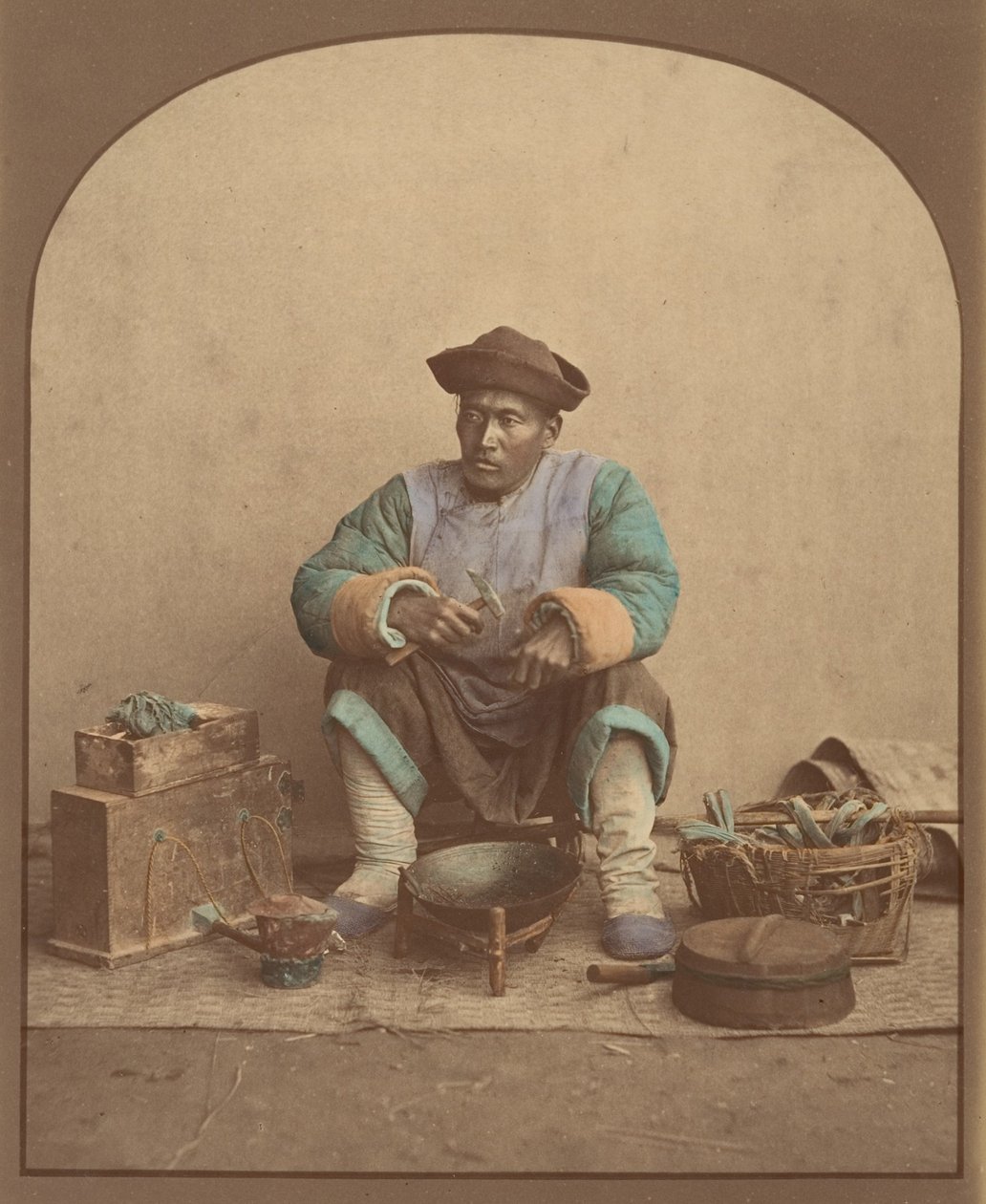 [道具を持って座る中国人男性]、1870年代。 作： 不明
