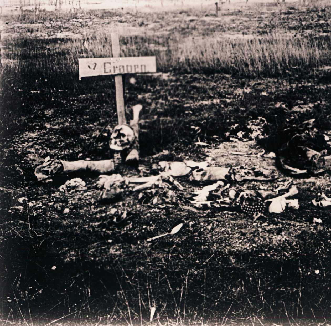 十字架と人間の遺体、c1914-c1918 作： 不明