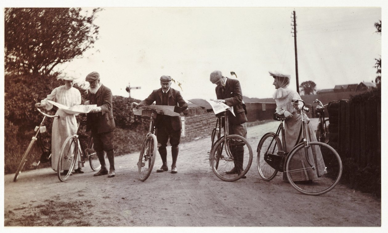 地図を見る自転車乗りたち（1900年頃 作： 不明