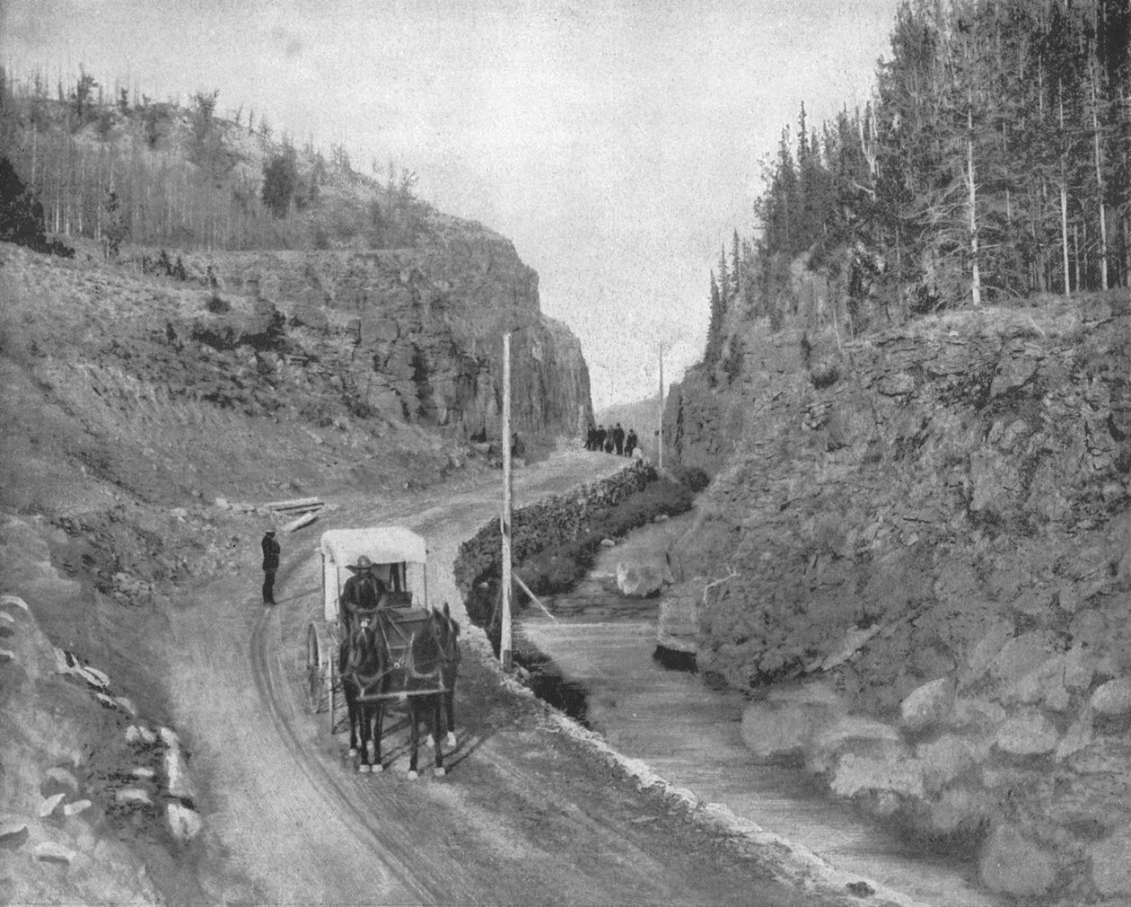 アメリカ合衆国、イエローストーンパークへの入り口、c1900。 作： 不明