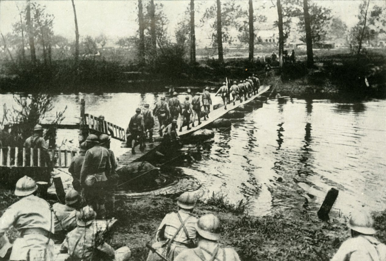 1919年、川を渡るフランス軍。 作： 不明