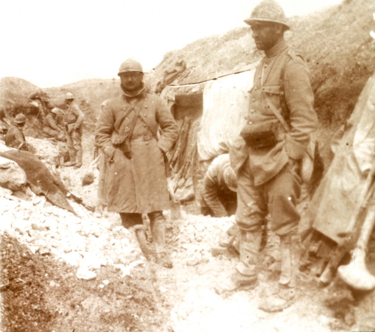 捕獲されたドイツの塹壕でのフランスの兵士、c1914-c1918 作： 不明