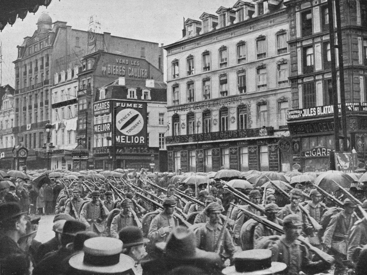 1914年、雨の中でブリュッセルに入ったドイツの歩兵 作： 不明