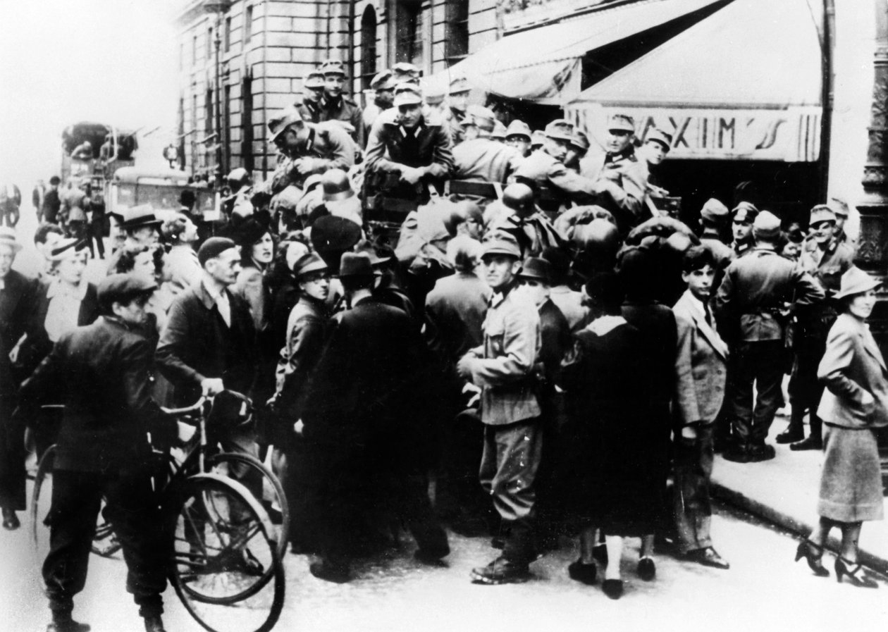 1940年7月、パリのマキシムズレストランの外のドイツの兵士 作： 不明