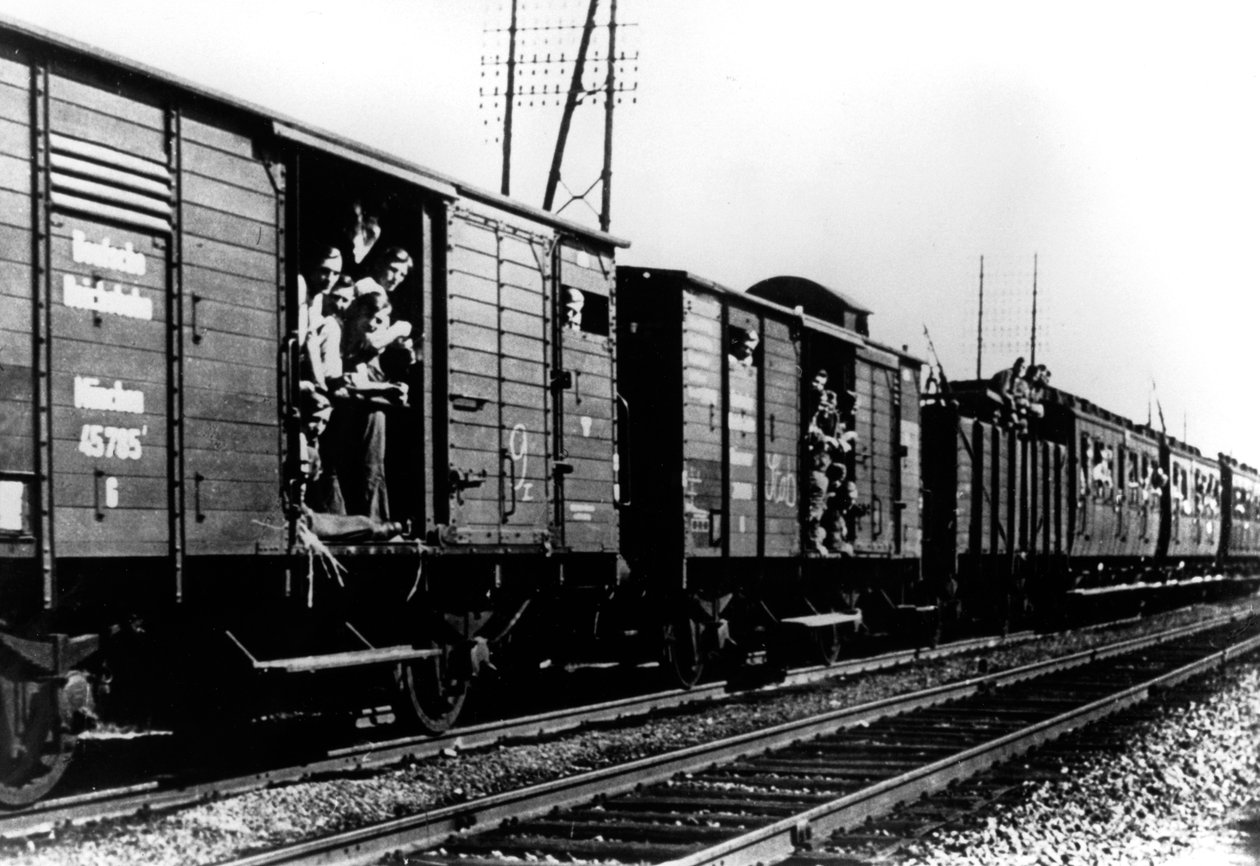 1940年8月、パリに電車で到着したドイツ軍 作： 不明