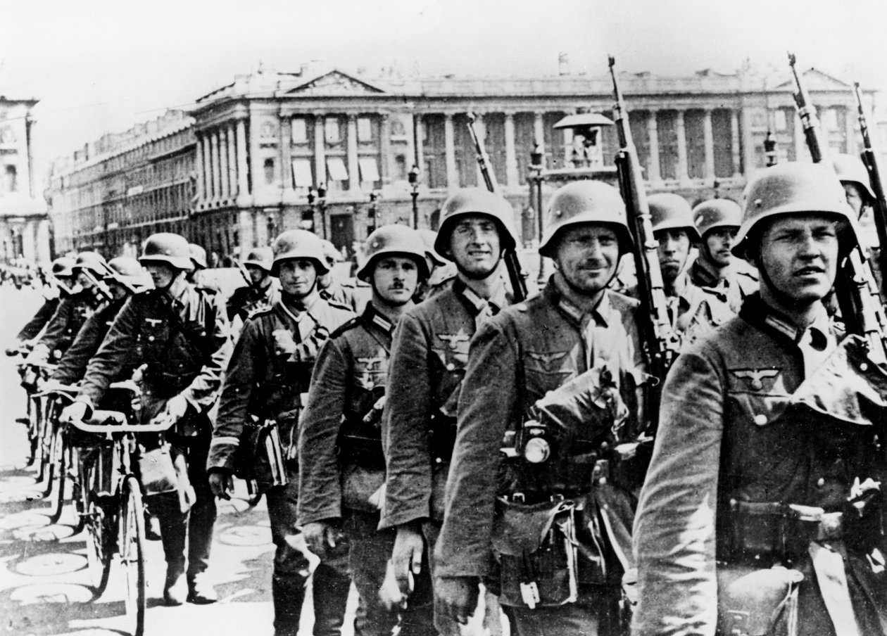 1940年6月17日、パリを行進するドイツ軍 作： 不明