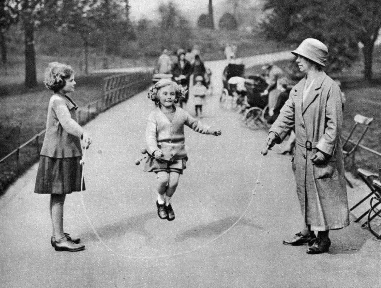 スキップする少女、ハイドパーク、ロンドン、1926-1927 作： 不明