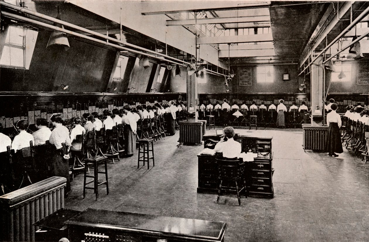 大規模な電話交換、c1916 作： 不明