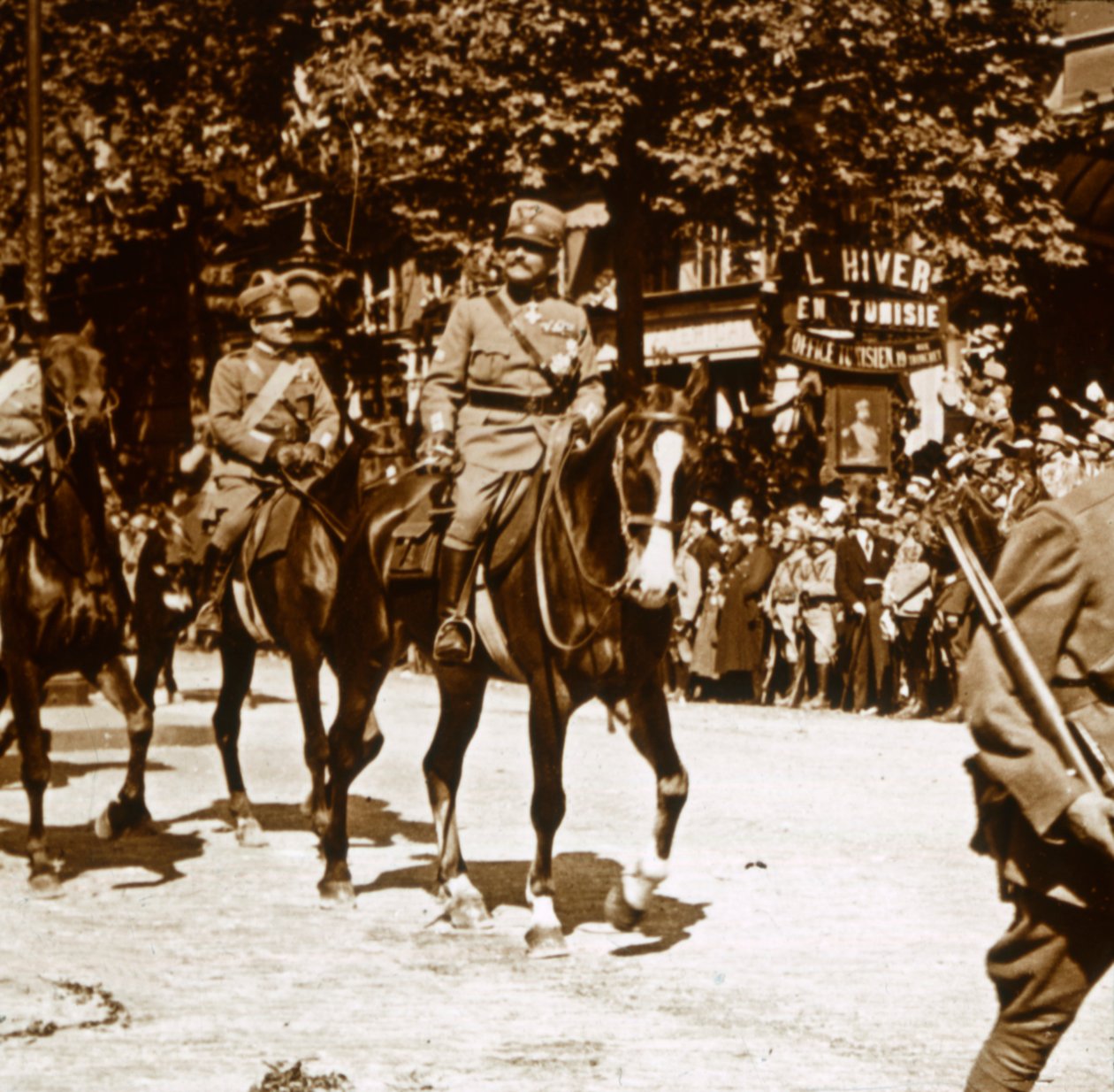 1918年の勝利パレード中のイタリアの将校 作： 不明