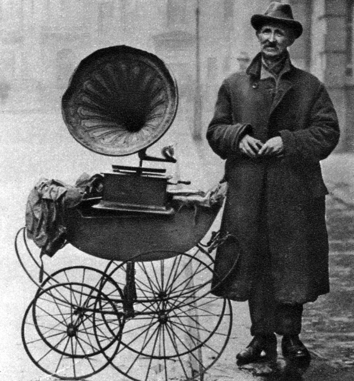 ケルブ側蓄音機奏者、ホルボーン、ロンドン、1926-1927 作： 不明