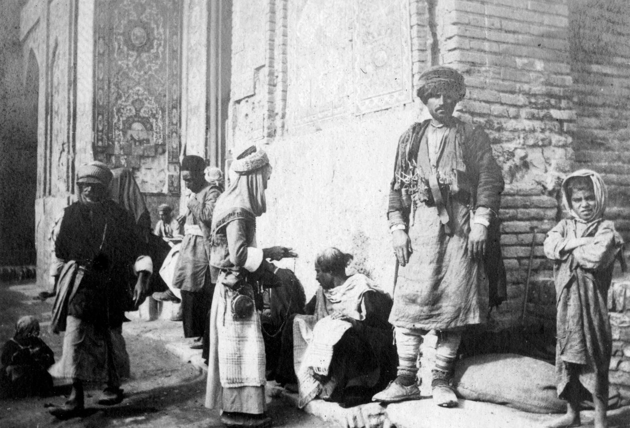 1917〜1919年、イラクのカジメインモスクの外のクルド人理髪師 作： 不明