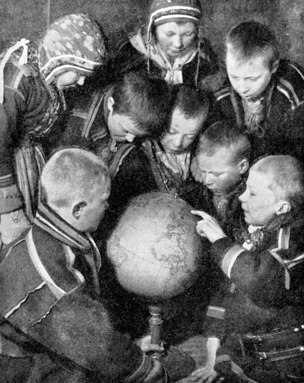 地球を見ているラップの子供たち、1936 作： 不明