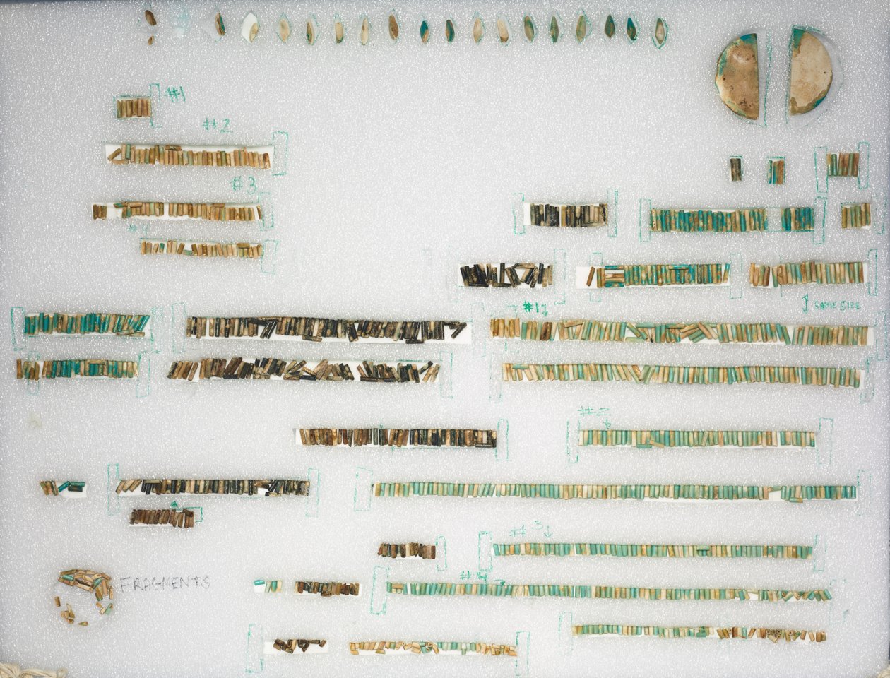 ルーズビーズと2つのターミナル、1980〜1801紀元前。 作： 不明