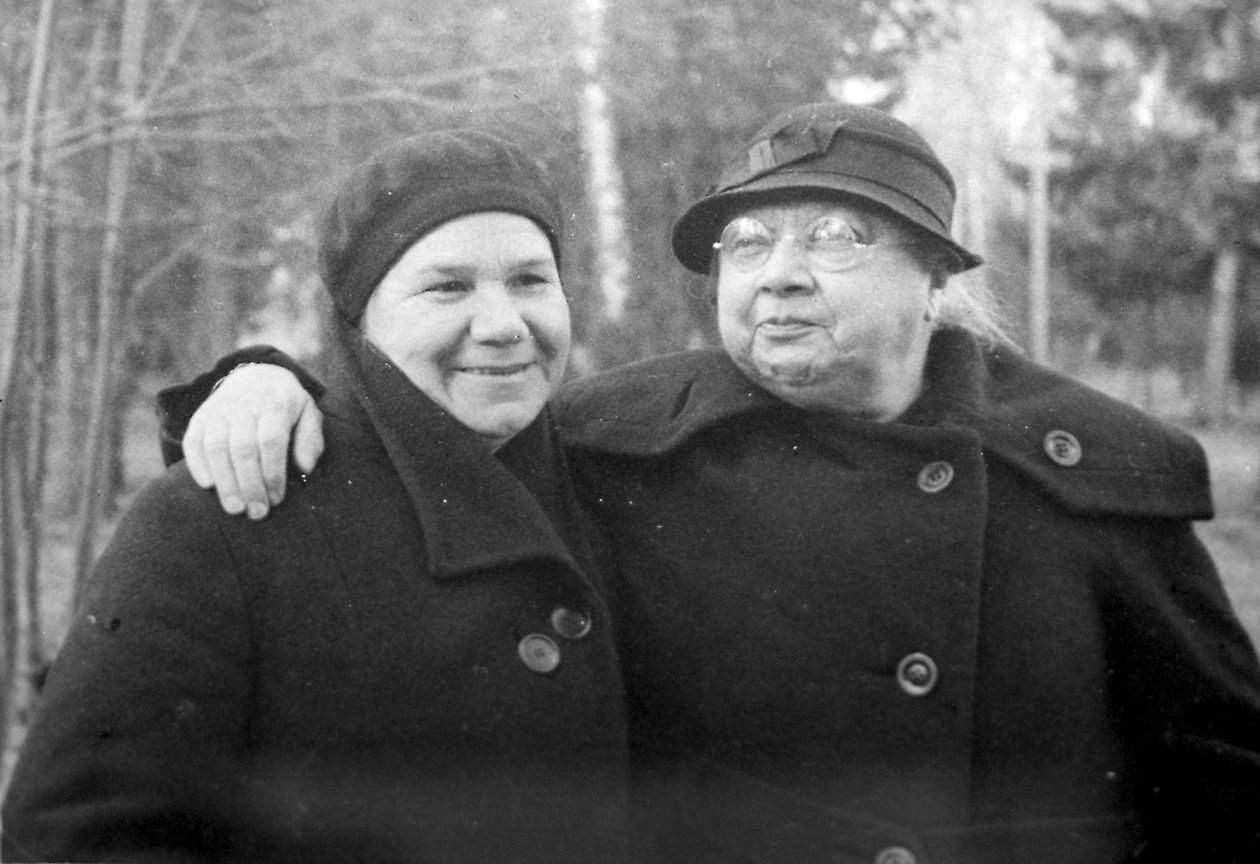 ナデジダクルプスカヤ、レーニンの妻、友人と一緒、1936年 作： 不明