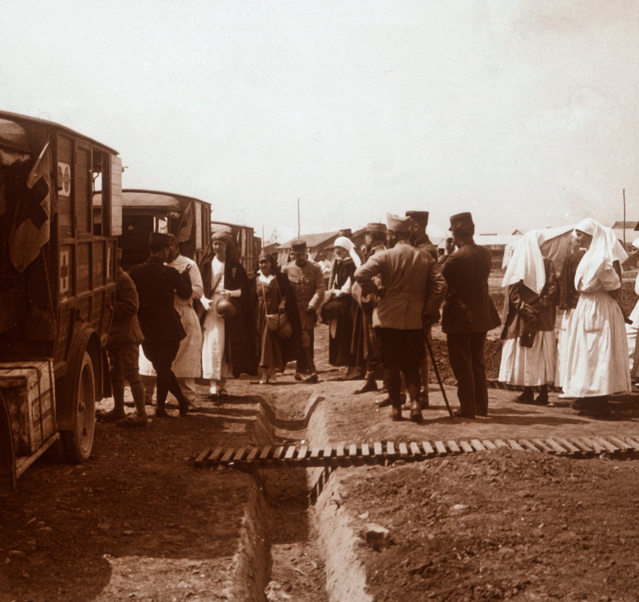 看護師と赤十字救急車、c1914-c1918 作： 不明
