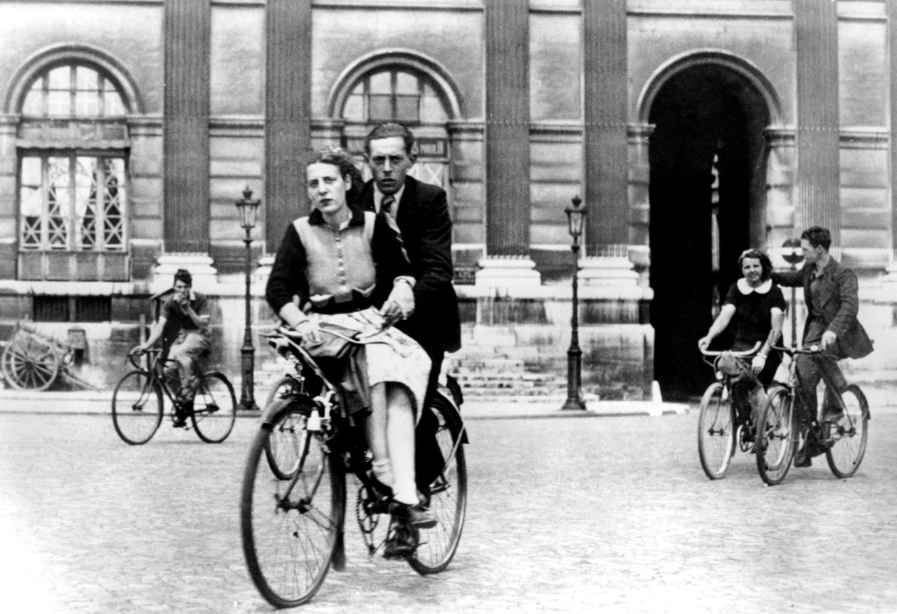 自転車で旅行するパリジャン、ドイツ占領下のパリ、1940年7月 作： 不明