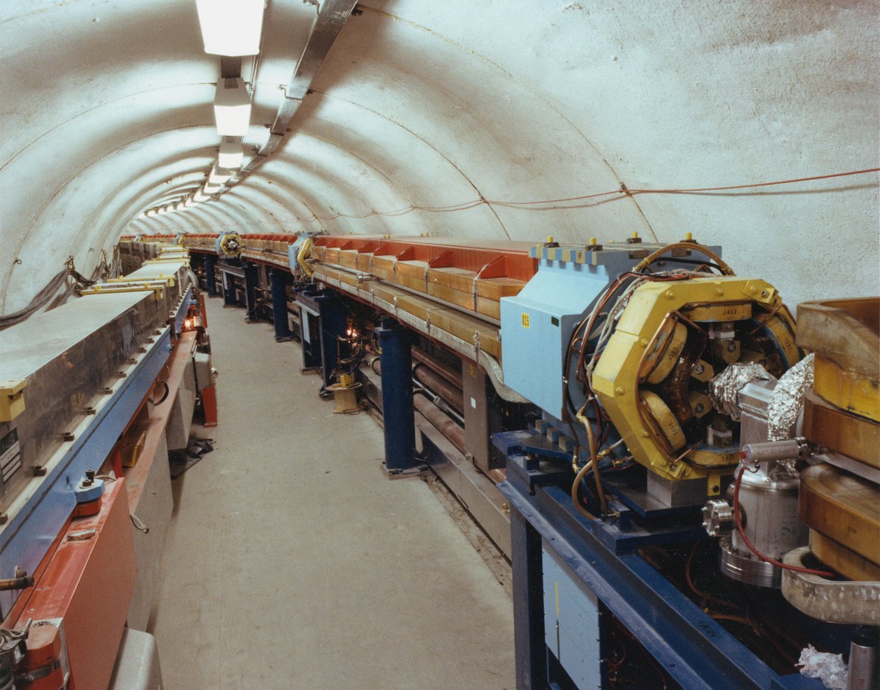 粒子加速器トンネル、Cern、ジュネーブ、20世紀 作： 不明