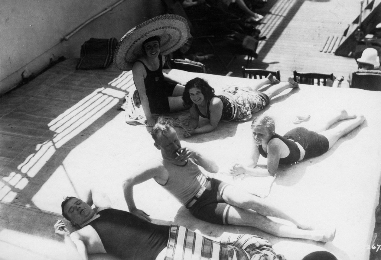 クルーズ船で日光浴をしている乗客、c1920s-c1930s 作： 不明