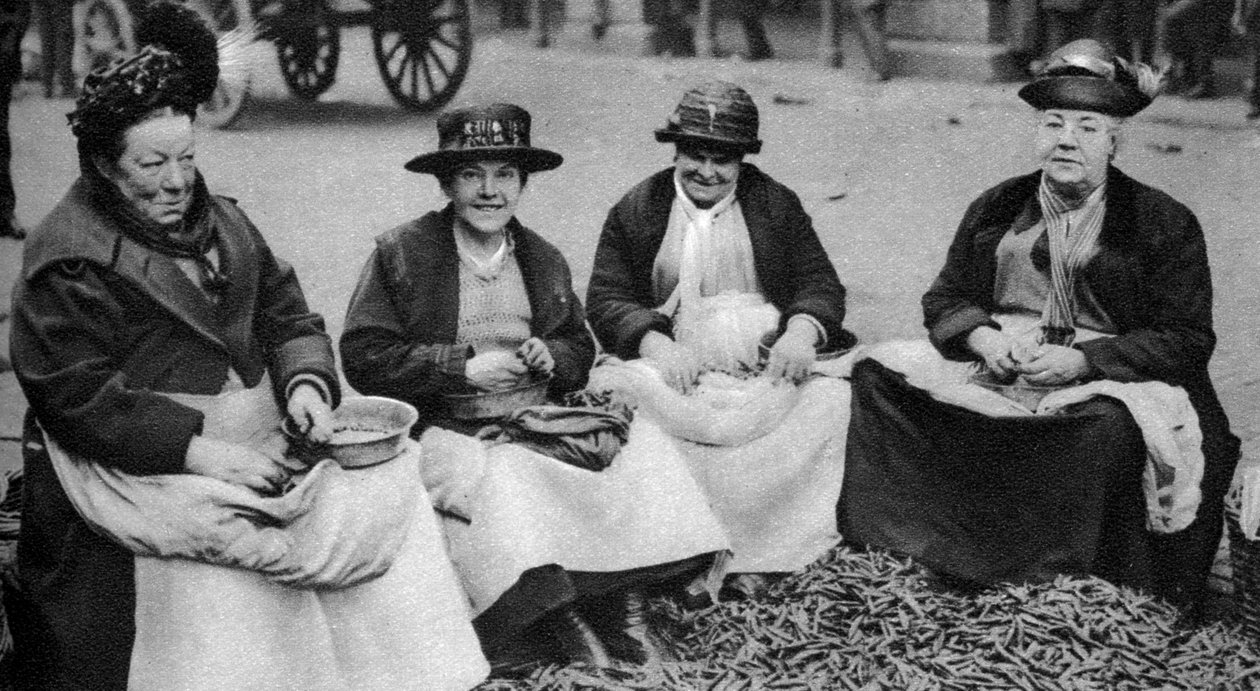 1926〜1927年のロンドンのコベントガーデンでのエンドウ豆の殻むき 作： 不明