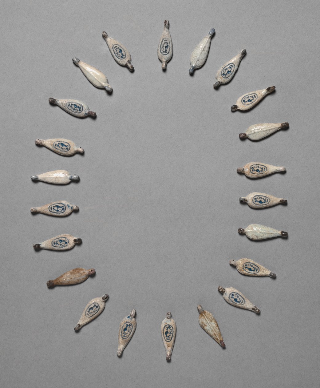 花びら型のビーズ、c。紀元前1391- 1353年。 作： 不明