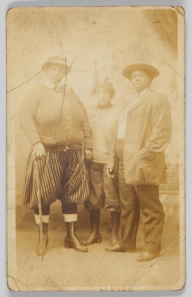 身元不明の 3 人の女性の写真はがき、1904 年～1918 年。 作： 不明