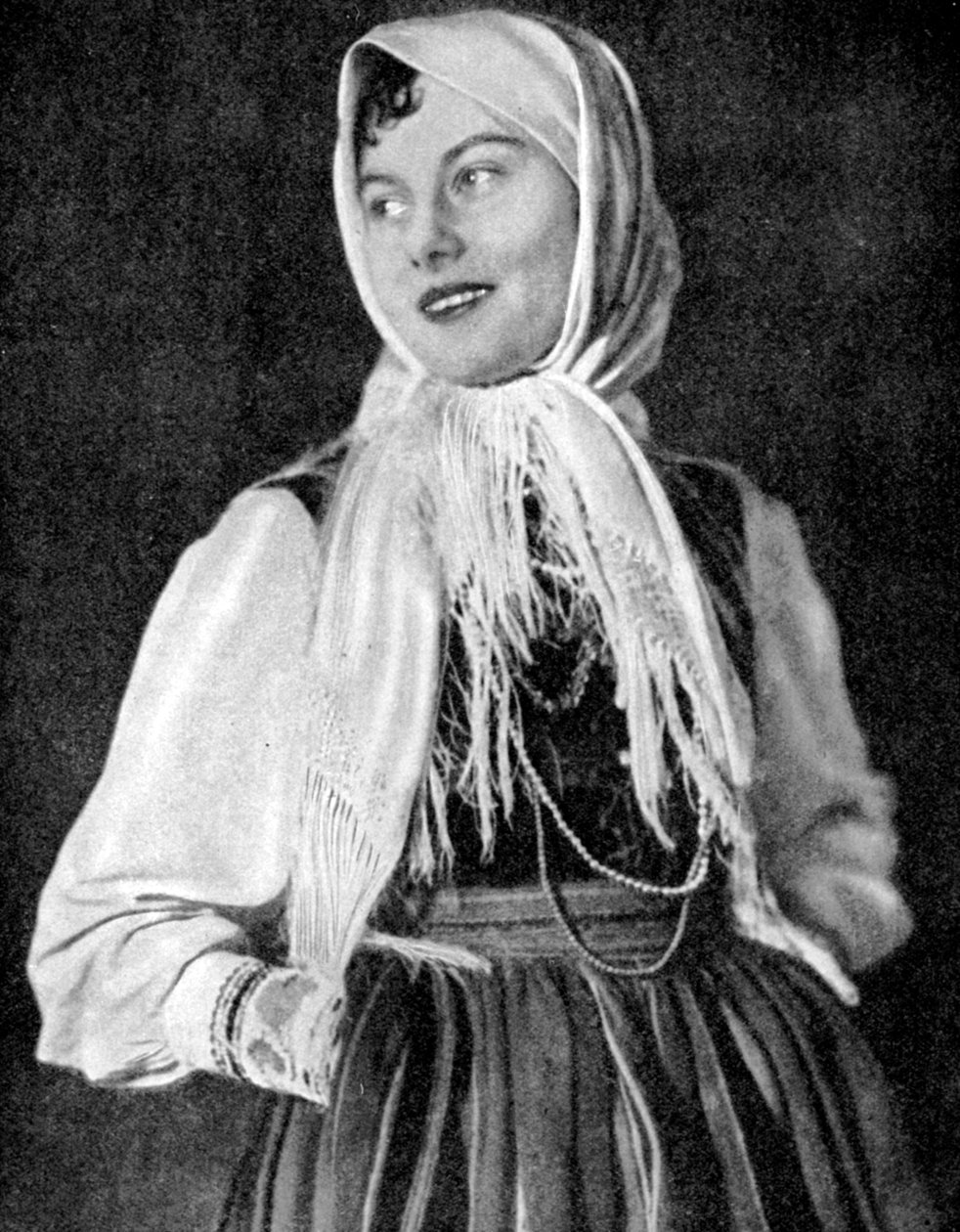ポーランドの伝統的な衣装を着た女性、1936年 作： 不明