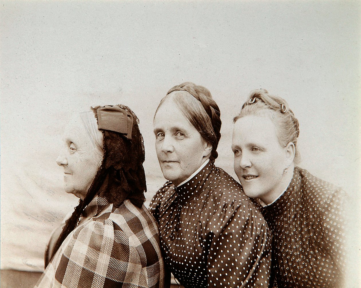 3人の女性の肖像画、ロシア、1890年代 作： 不明