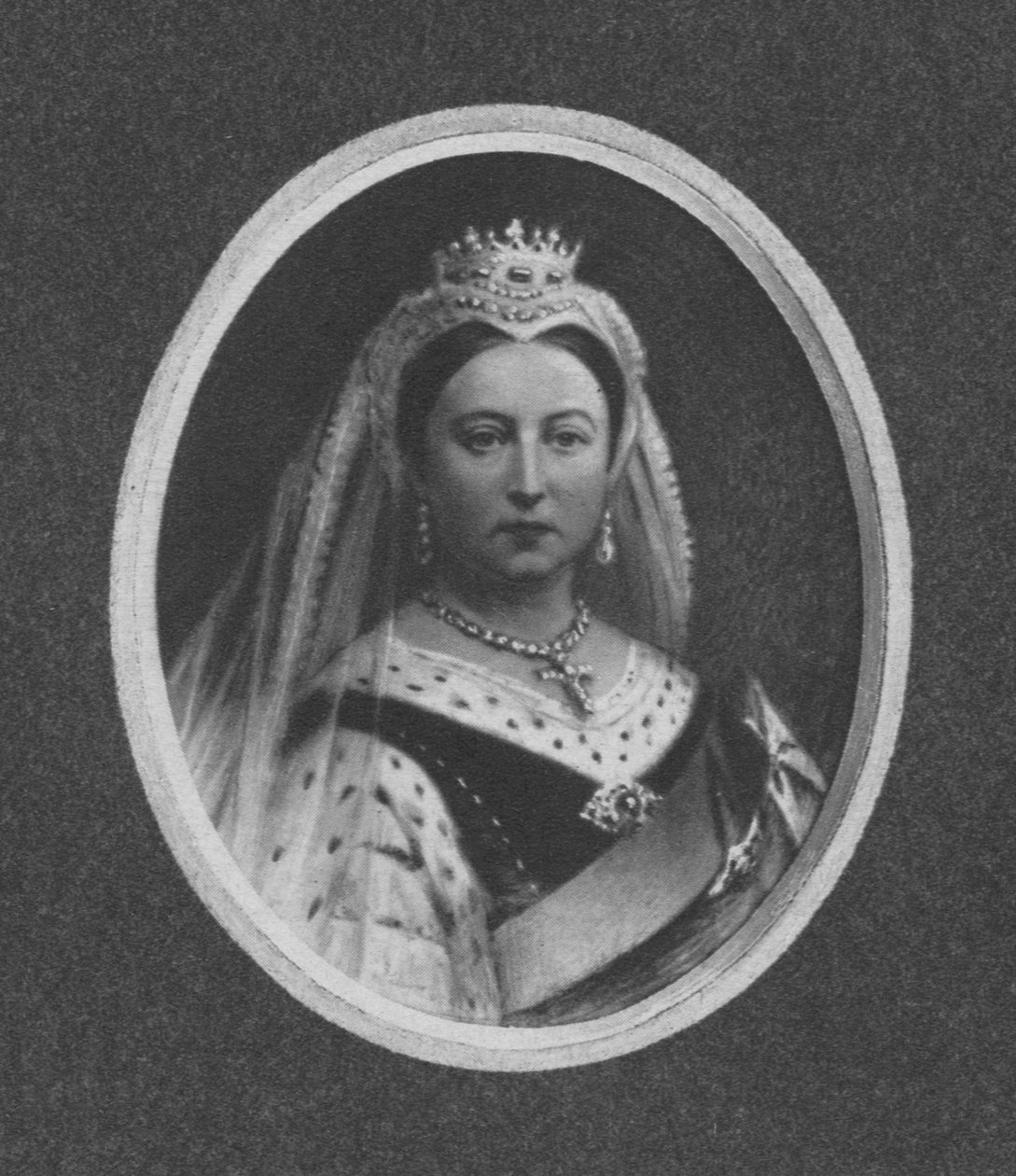 ビクトリア女王、州ローブ、1901年。 作： 不明