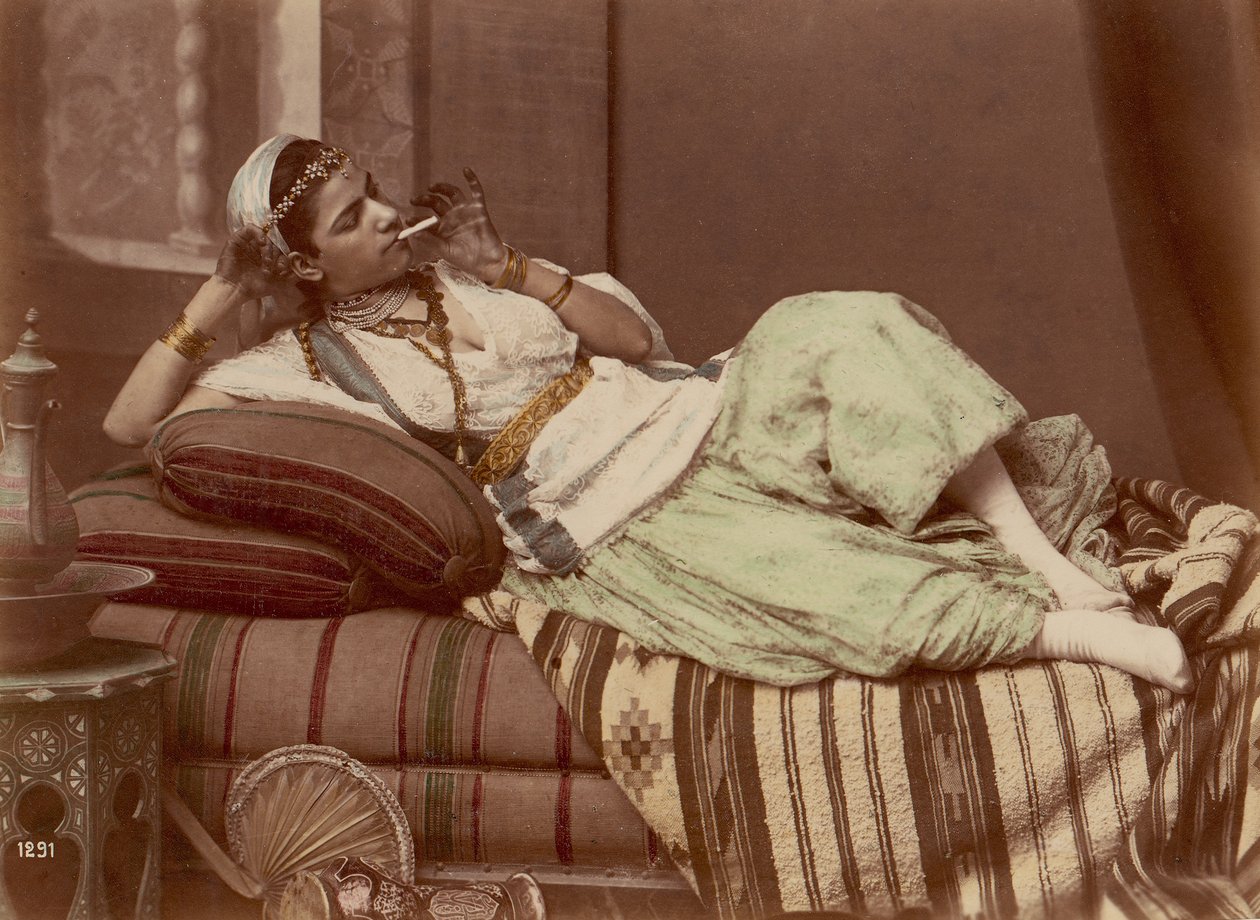 [リクライニングする女性喫煙]、1870-90。 作： 不明
