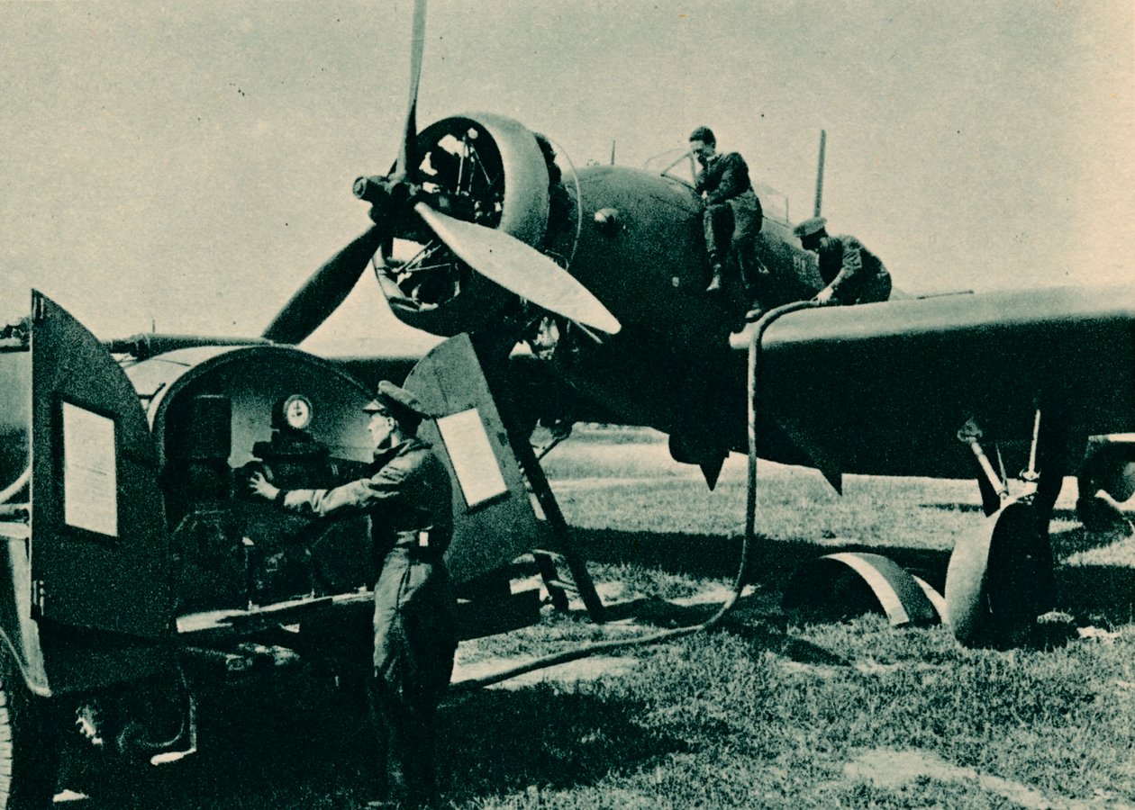 ウェルズリー爆撃機への燃料補給、1940 作： 不明