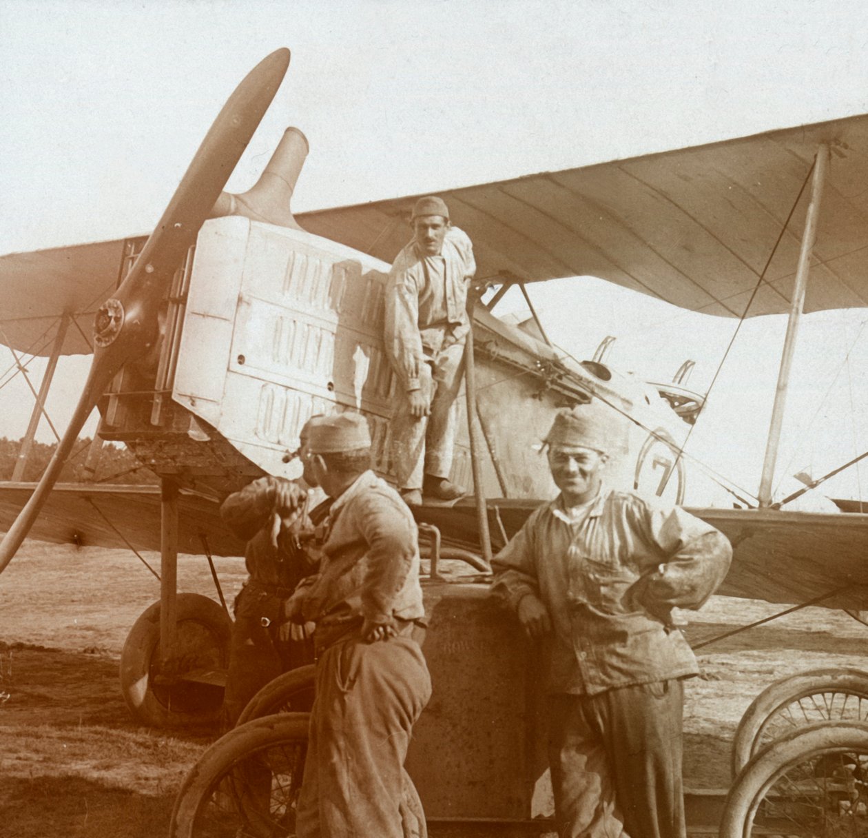 複葉機の給油、C1914-C1918 作： 不明