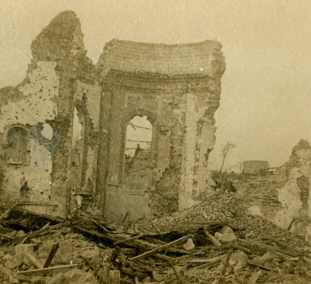 台無しにされた教会、北フランス、コンブル、c1914-c1918 作： 不明