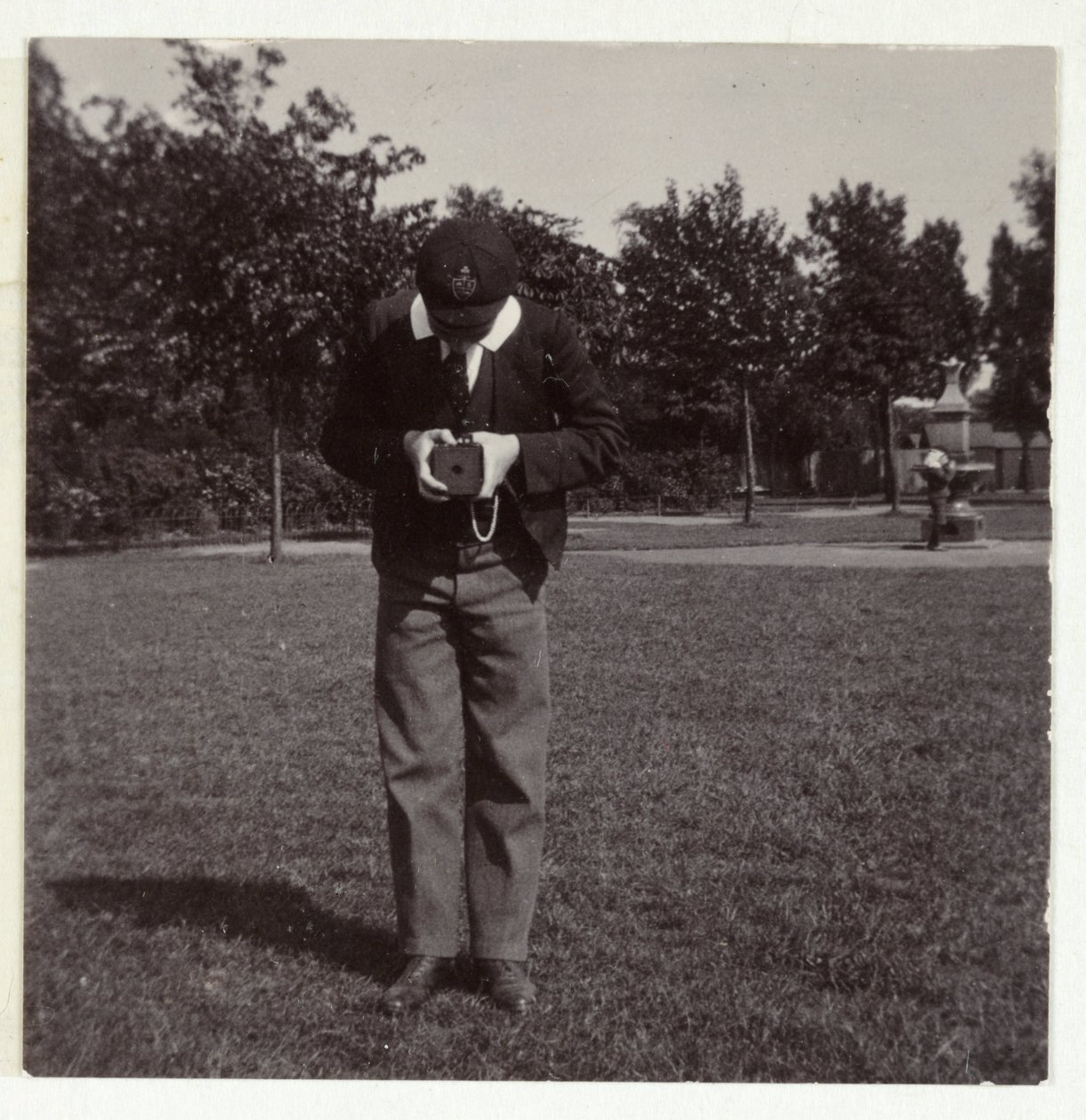 写真を撮るスクールボーイ（1905年頃 作： 不明